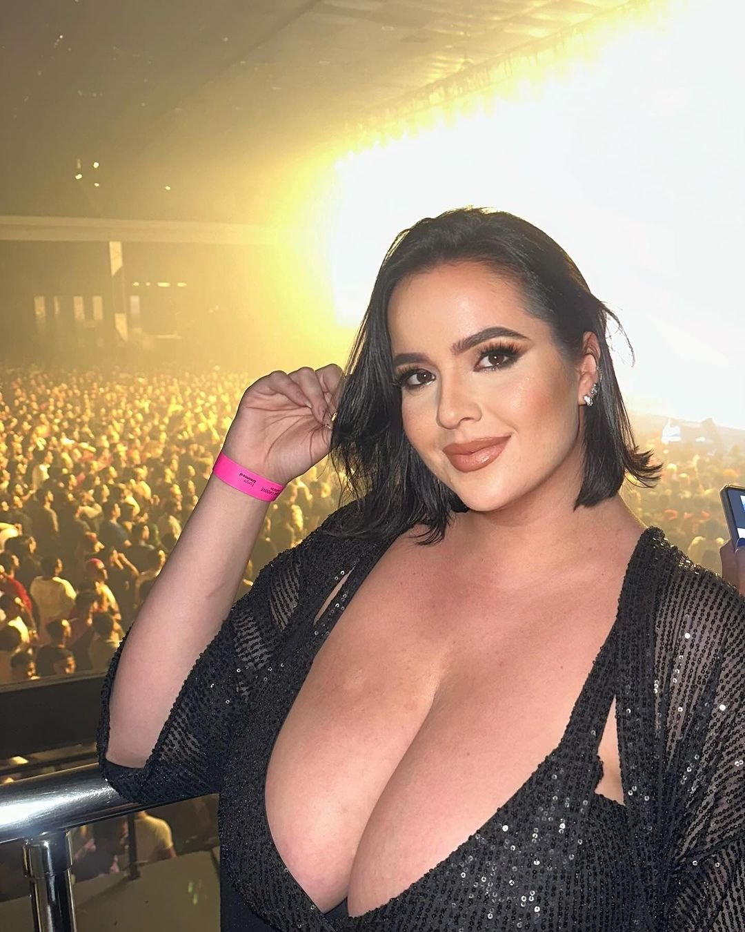 巨大ブーブとブルネット輝きのマリナ 3