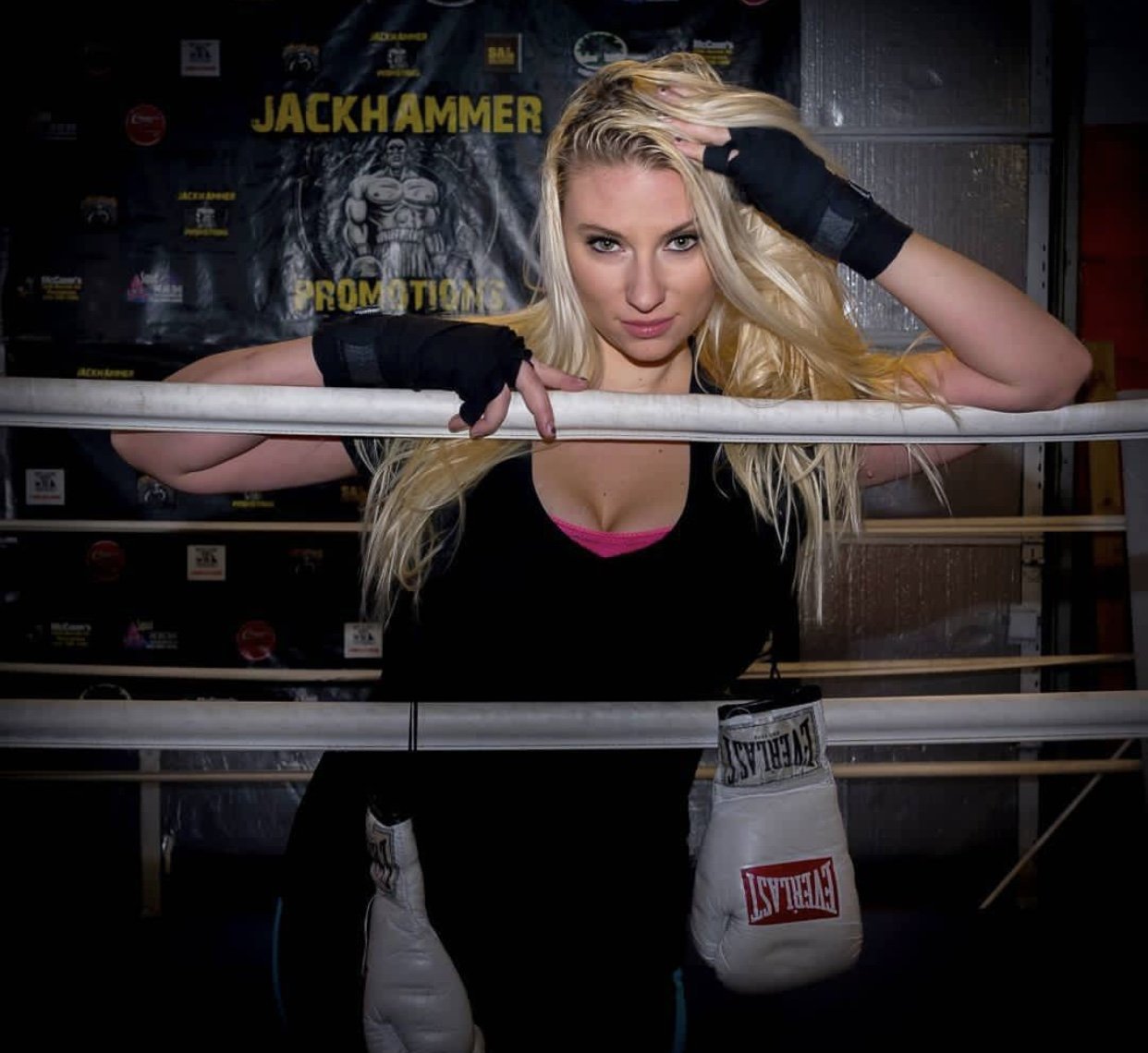 巨乳MMA MILFブライアンショーがパワーを披露 1