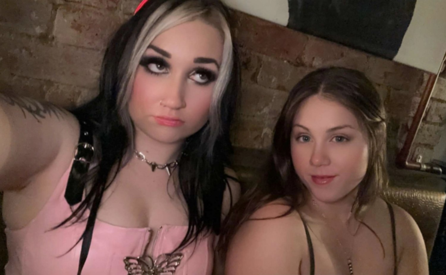 ぽっちゃり友達がスナップチャットで私を焦らす 2