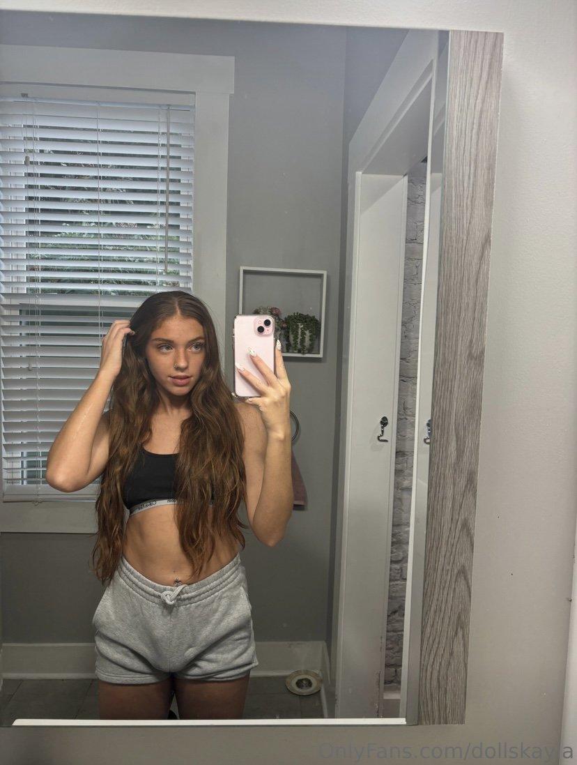 OF Trap Babe Shares a Sultry Selfie Moment 3