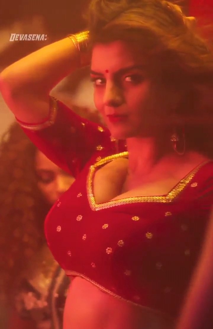 Indian MILF Flaunts Her Curves in Bold Selfie 4