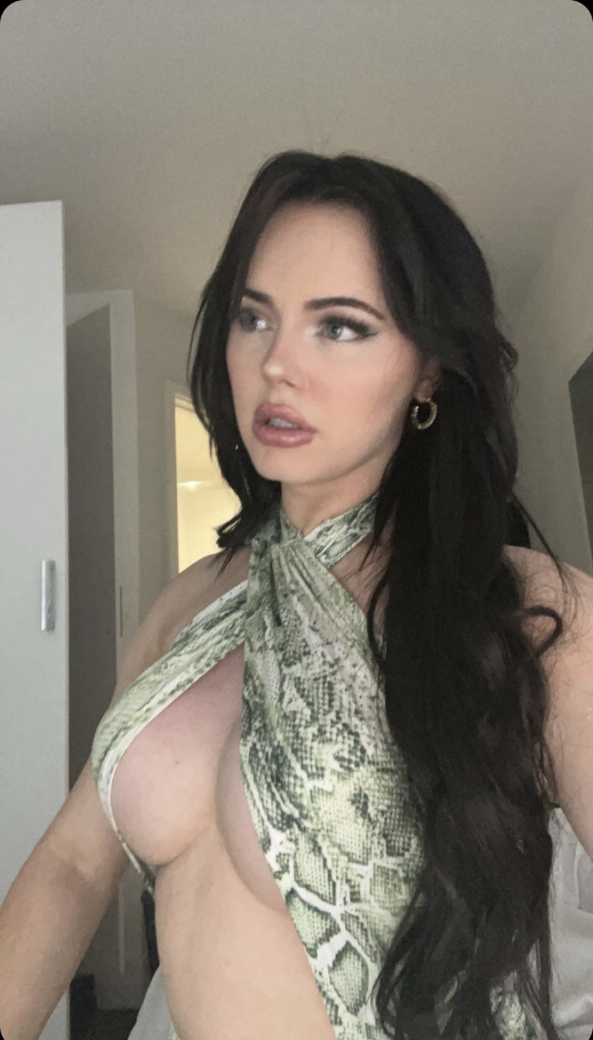 TS 222 in Lingerie With Glam and Temptation 2