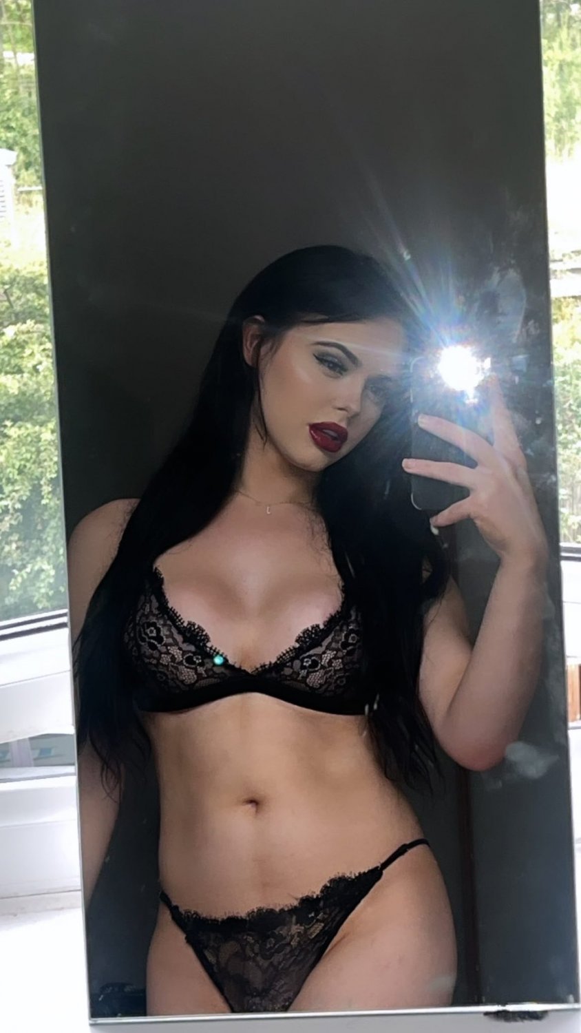 TS 222 in Lingerie With Glam and Temptation 5