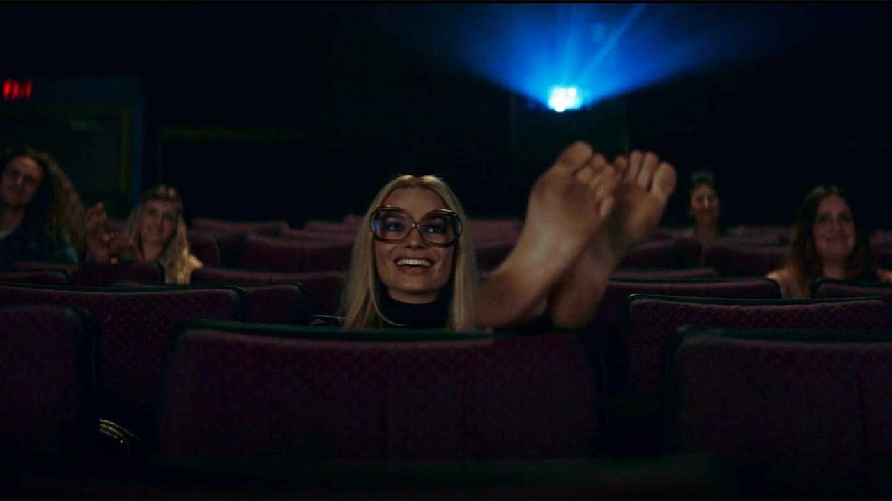 Margot Robbie (Füße/Akte) 4