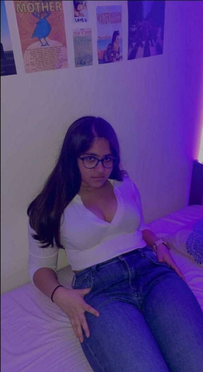 Hijabi Cutie Snaps a Sultry Selfie 1