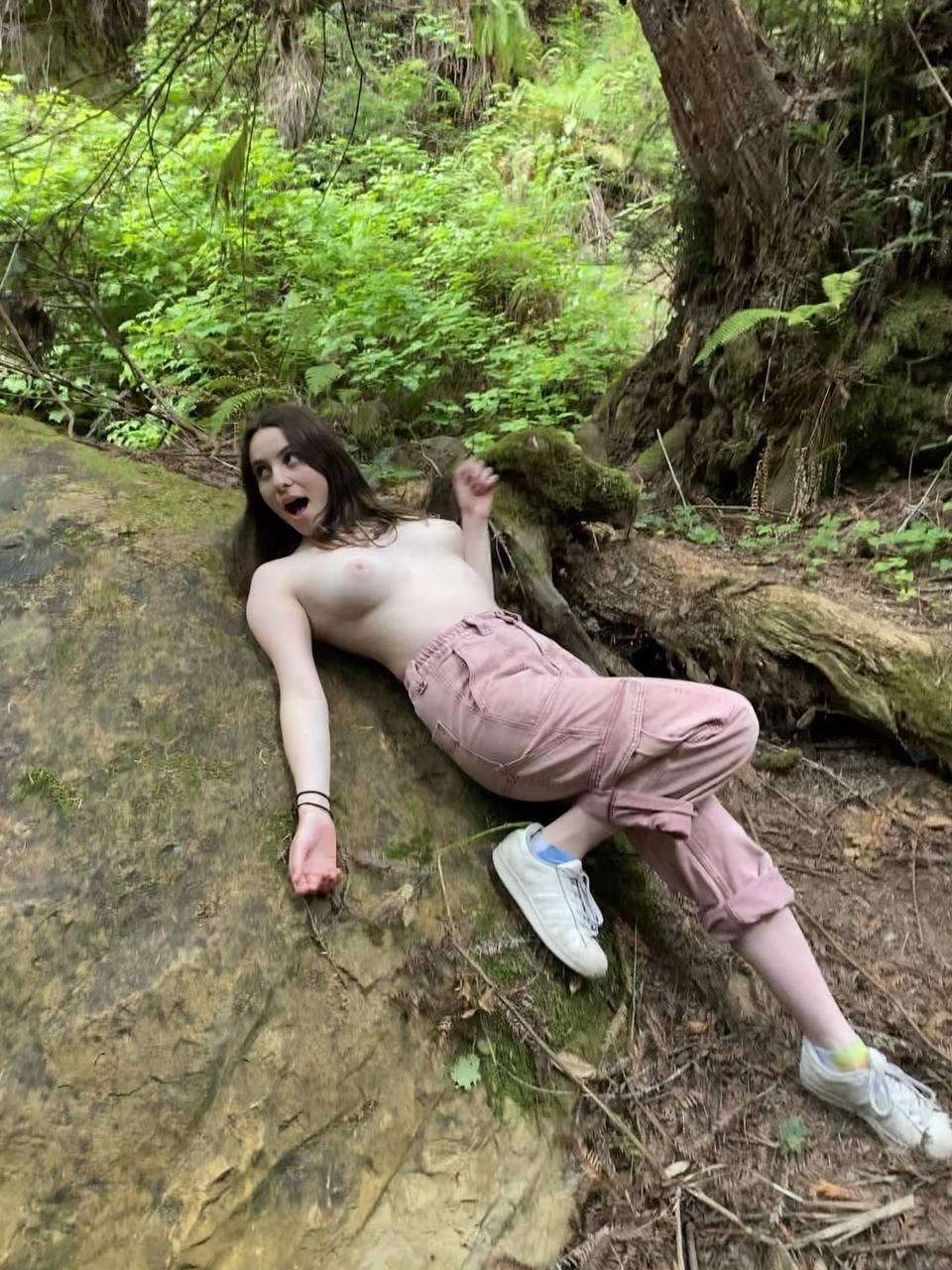 la femminuccia fuori casa ama mettersi in mostra 11