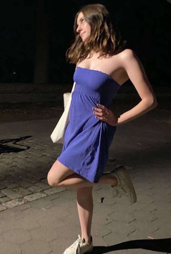 la femminuccia fuori casa ama mettersi in mostra 14