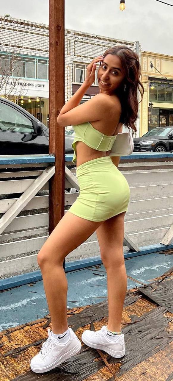 La prostituée sanjana se fait sucer 7