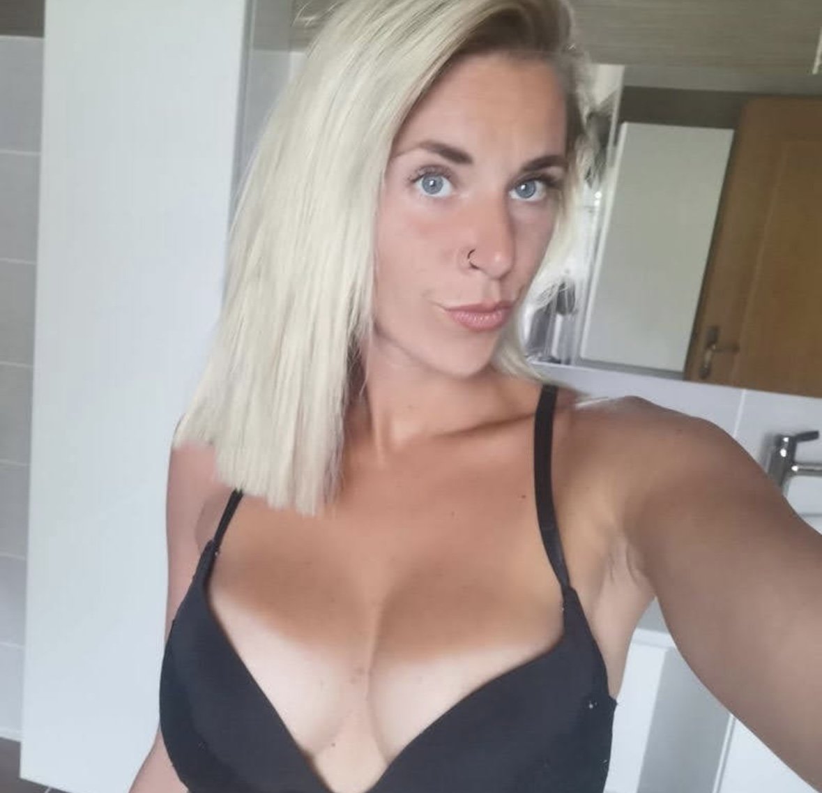 Uma prostituta atraente queria que eu a partilhasse 2