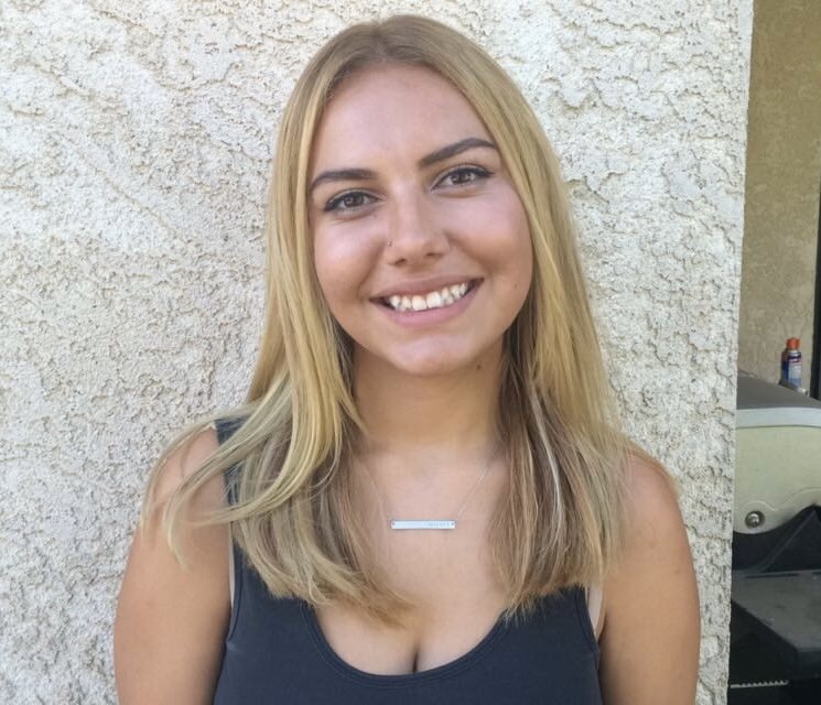 Summer ist eine professionelle Immobilienmaklerin, die natürlich ein blondes Schätzchen mit Honigtitten ist 4