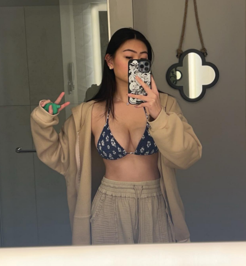 過激なアジアンABG娼婦のフラーティーティックトックフェラとドッグスタイル 5