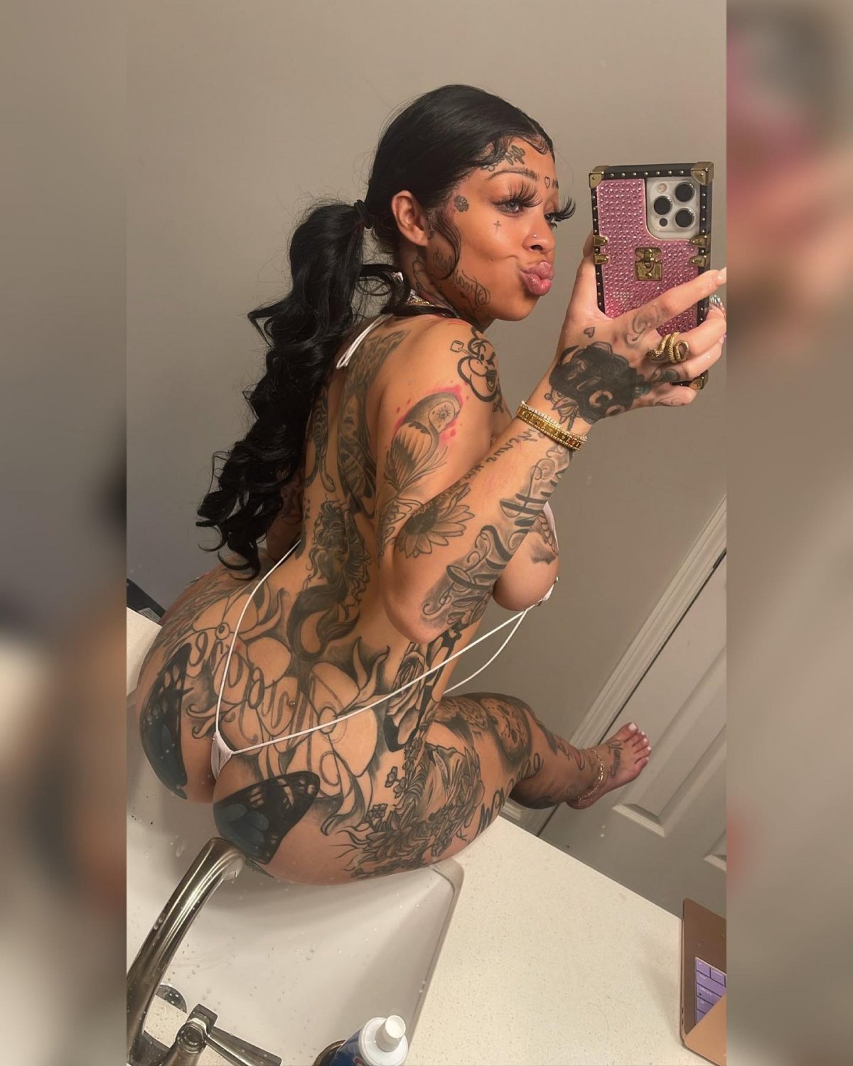 Tattooed Ebony Yattedkaaybrazyy’s Curves Sizzle in Hot Fuck Show 4