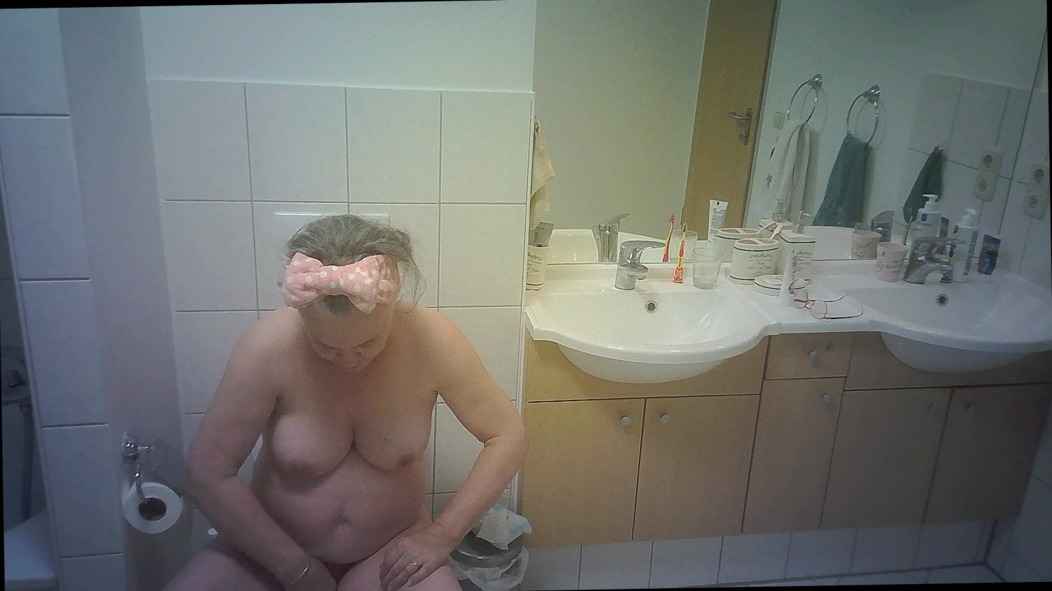 Unaware mature nurse Helen captured (some pics 1st) 14