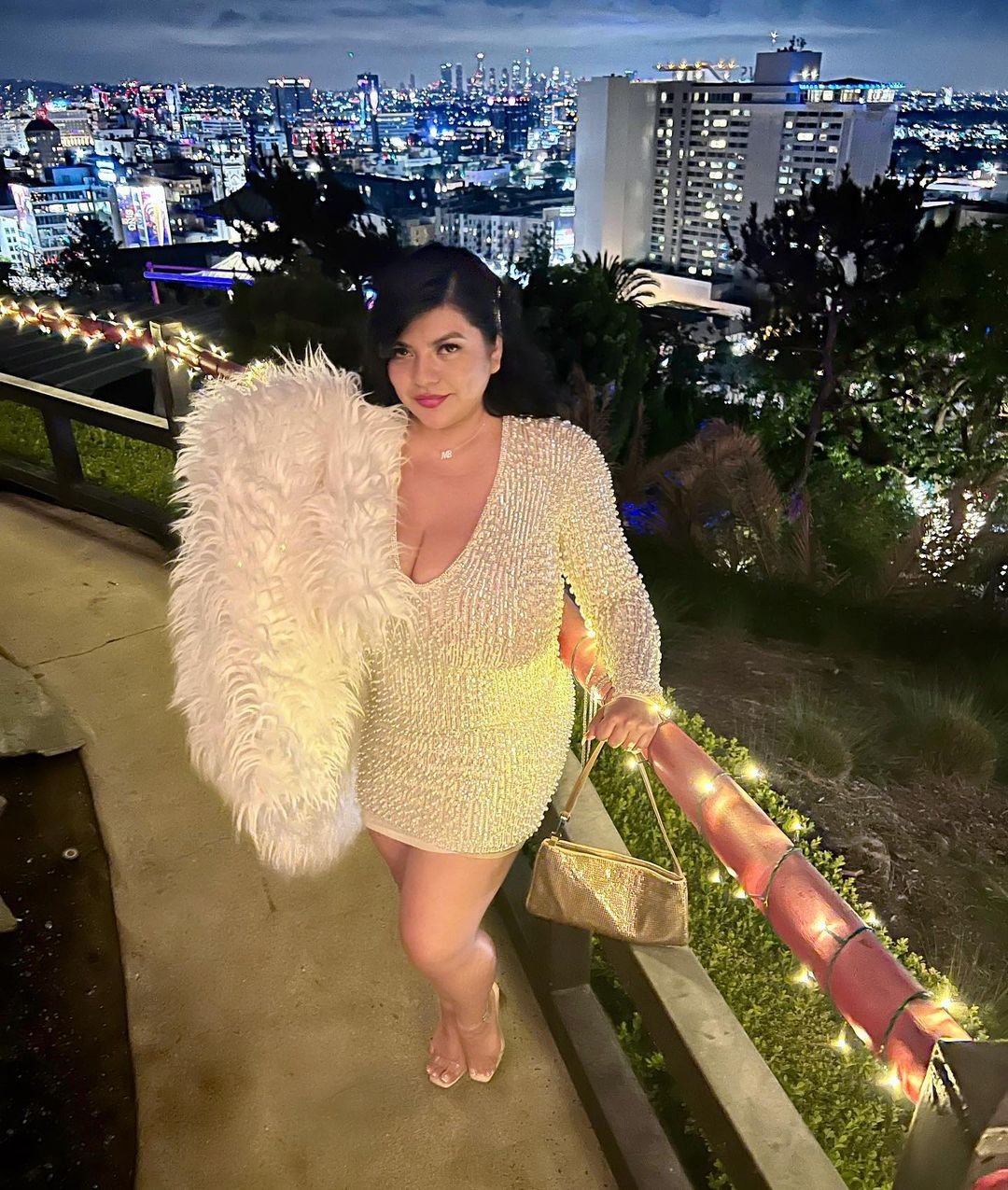 M4ギーベット—カーヴィーブルネットMILF 34