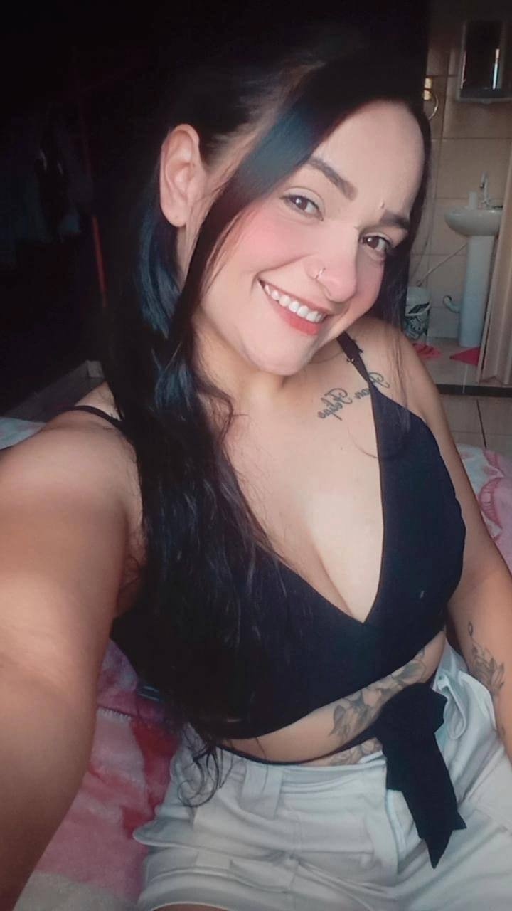 vazou a putinha safada tomando banho 3