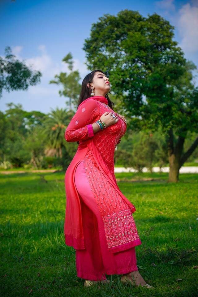 Bangladeşli iri göğüslü Ellika Ferreira 4