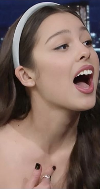 Olivia sperm için yalvarıyor. 3