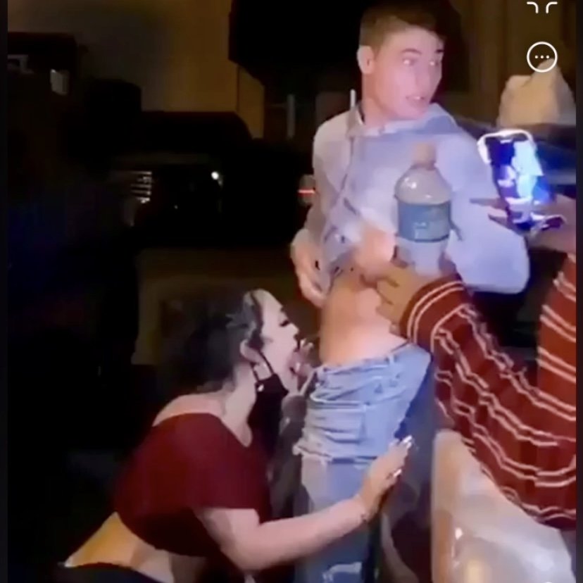 Un barman local perd sa chance avec un jeune de l'université et rembourse sa dette 2
