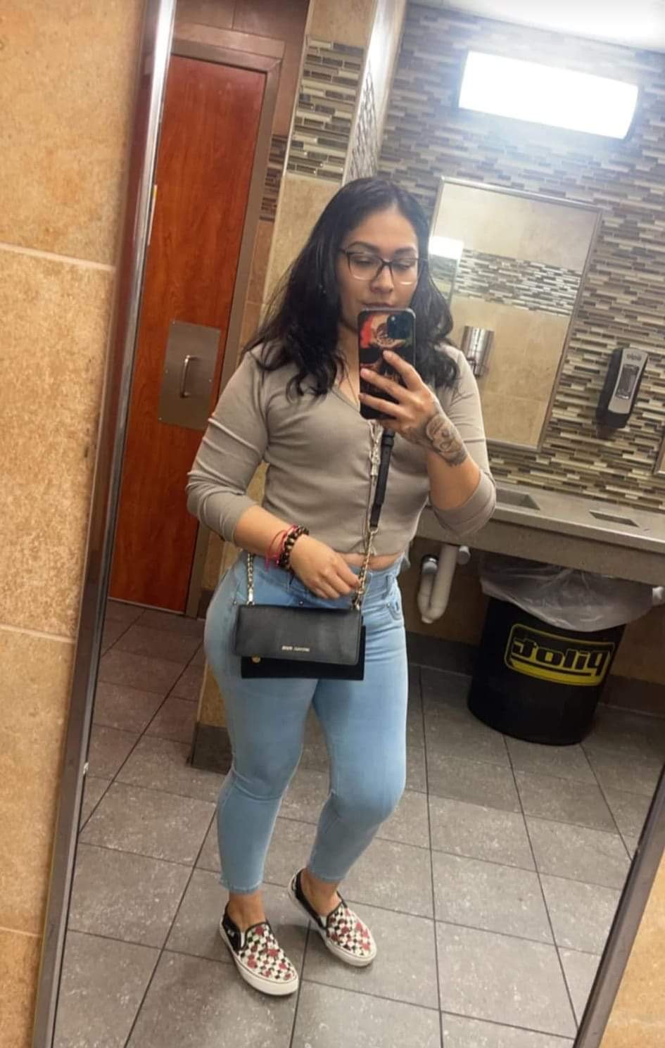 Une Latina se fait taper sur les joues. 2