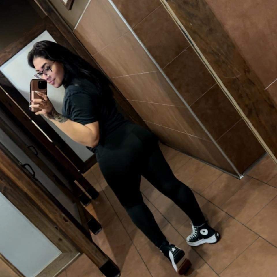 Une Latina se fait taper sur les joues. 3