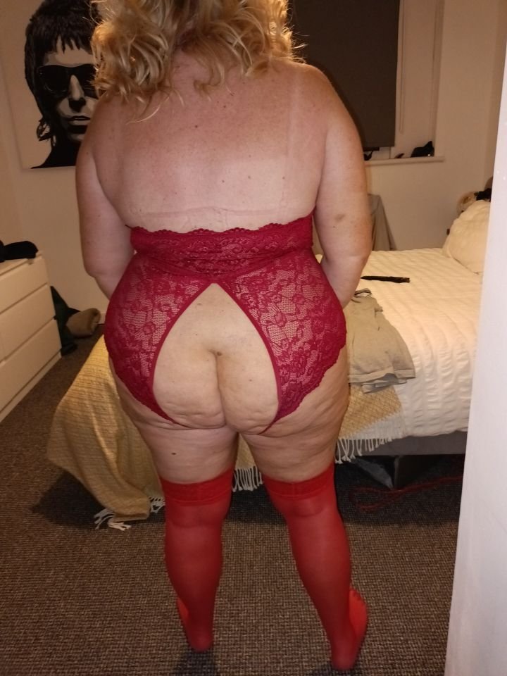 カーヴィースウィンガー妻が巨大ブーティを誇らしげに誇示 8