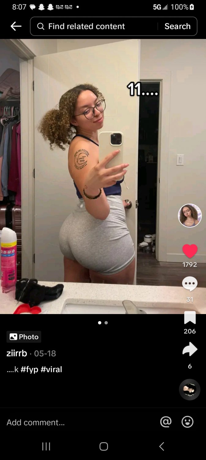 Very Dainty Ebony MILF Charms With Her Curves 1