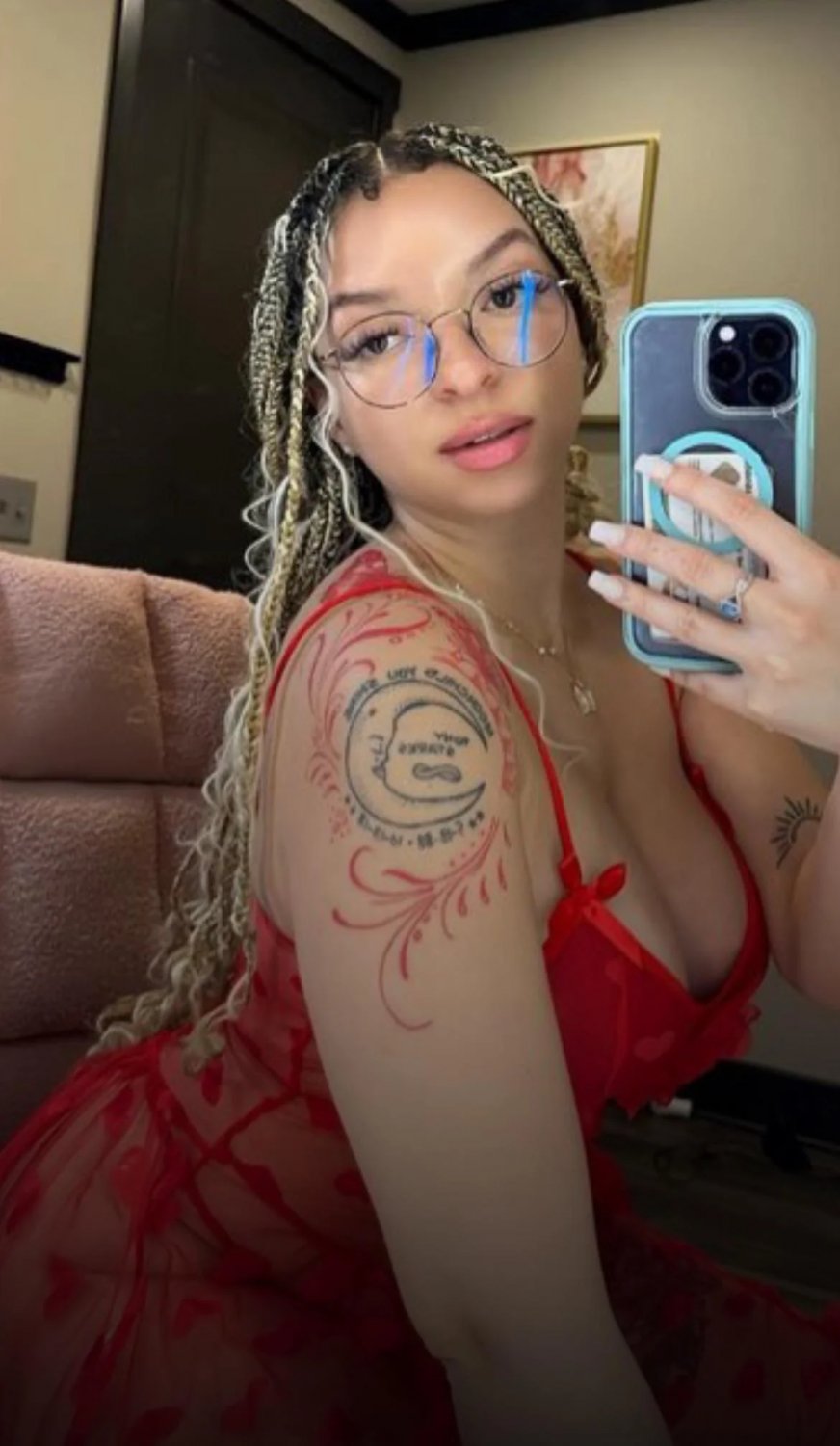 Very Dainty Ebony MILF Charms With Her Curves 4