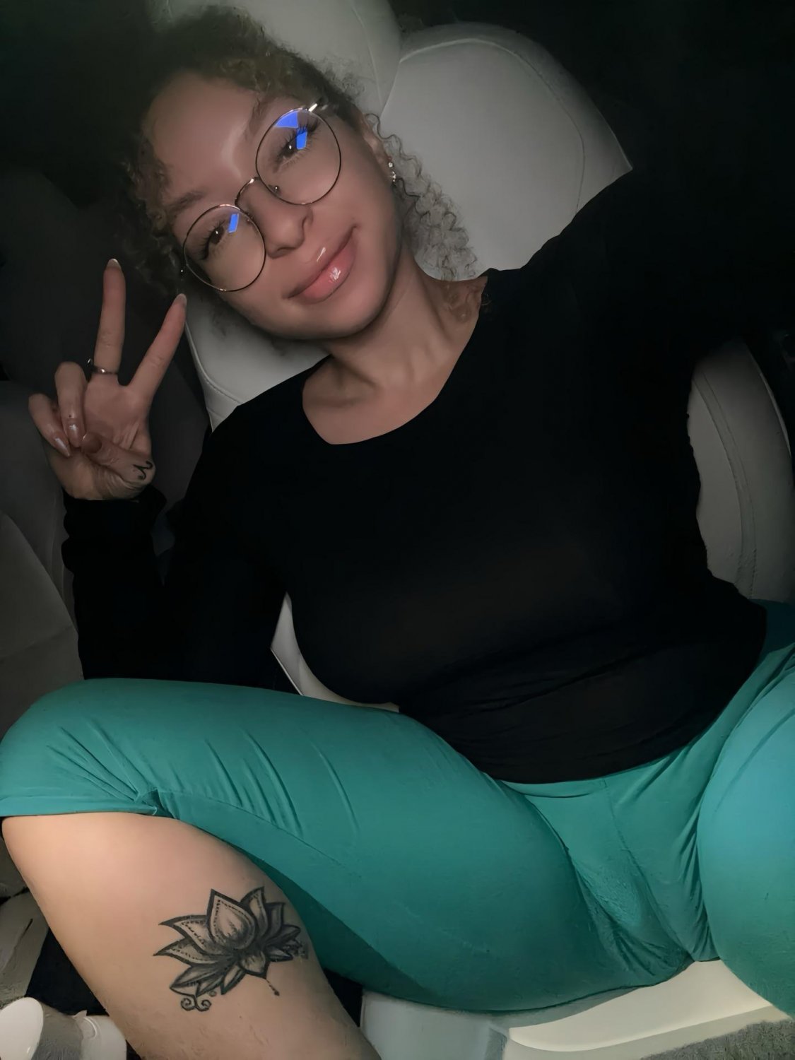 Very Dainty Ebony MILF Charms With Her Curves 9