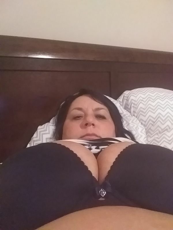 Busty Mature Babe Proudly Teases 4