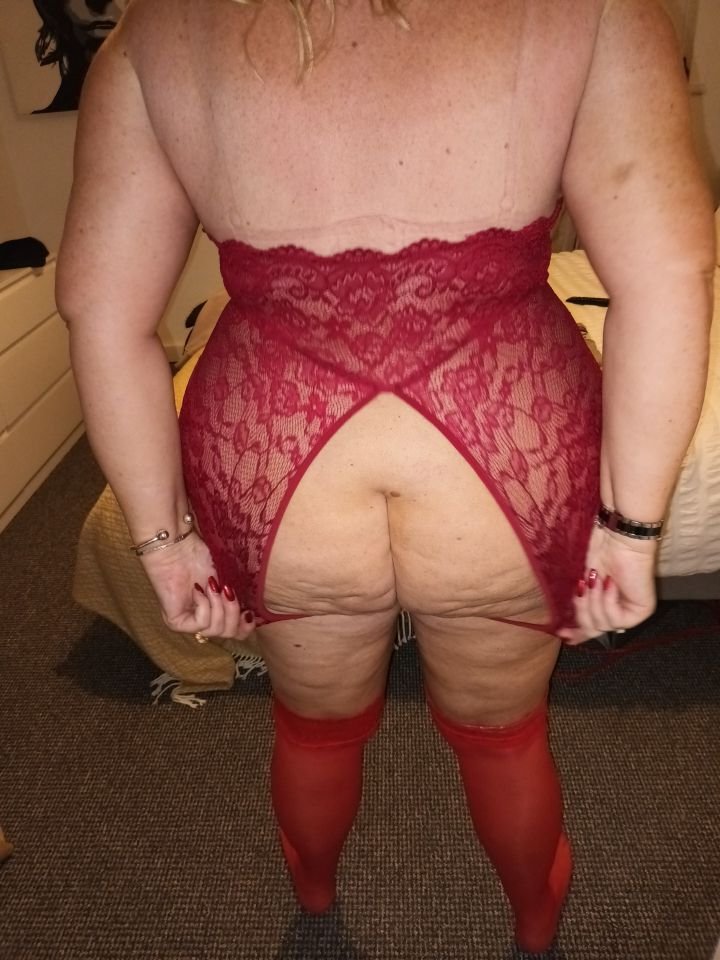 Mulher do porco cabeludo, de vermelho e mamas atadas 4