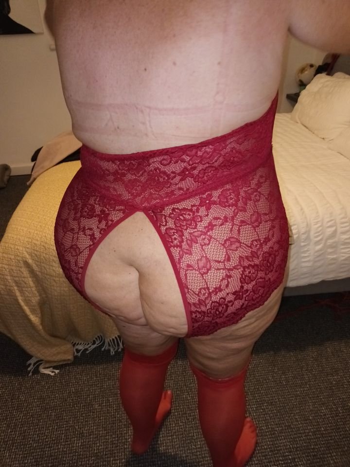 Mulher do porco cabeludo, de vermelho e mamas atadas 5