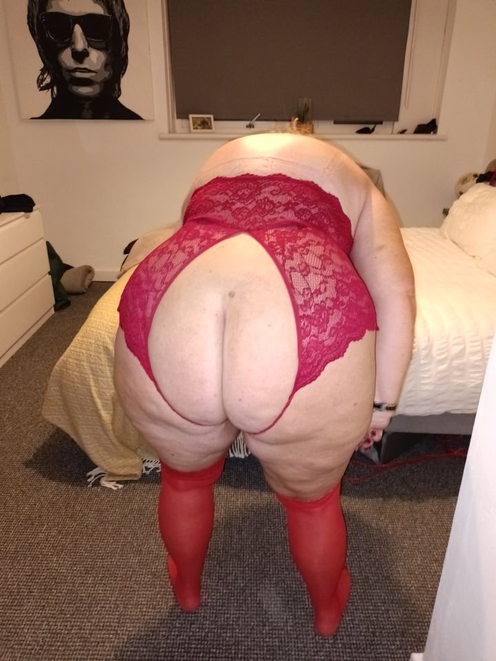 Mulher do porco cabeludo, de vermelho e mamas atadas 8