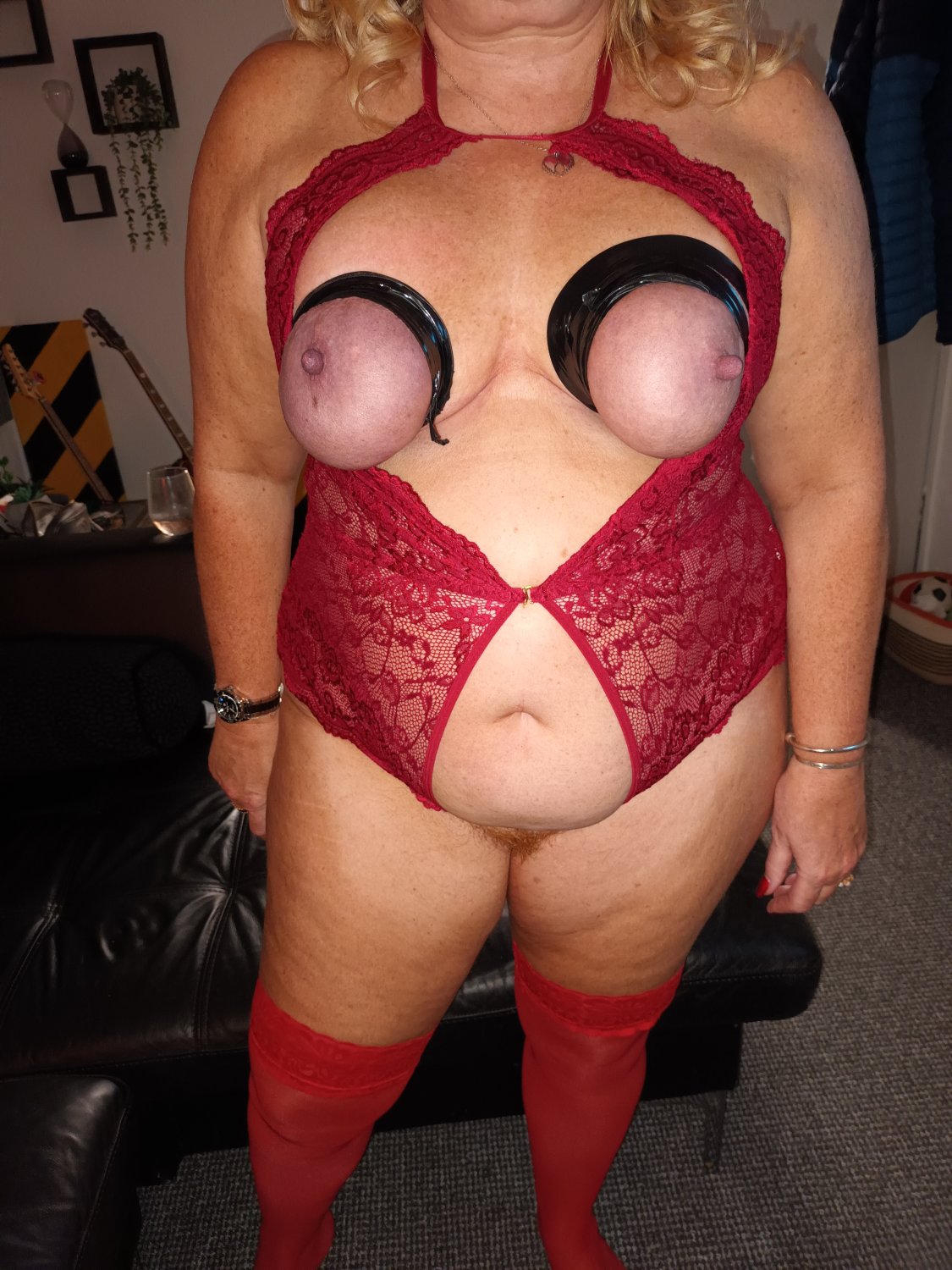 Mulher do porco cabeludo, de vermelho e mamas atadas 19