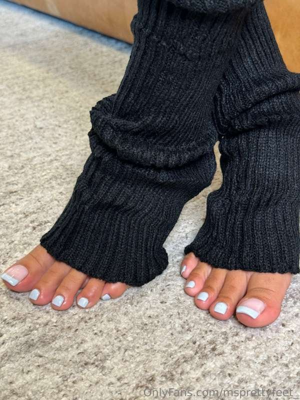 Sevimli yüzü, ayakları, tabanları, amcığı ve büyük göğüsleri olan Latin BBC'ye footjob ve handjob yapıyor 10