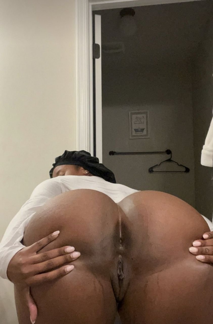 Curvy Beauty Proudly Flaunts Her Big Booty 1