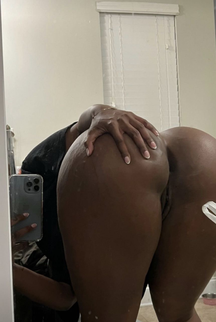 Curvy Beauty Proudly Flaunts Her Big Booty 3