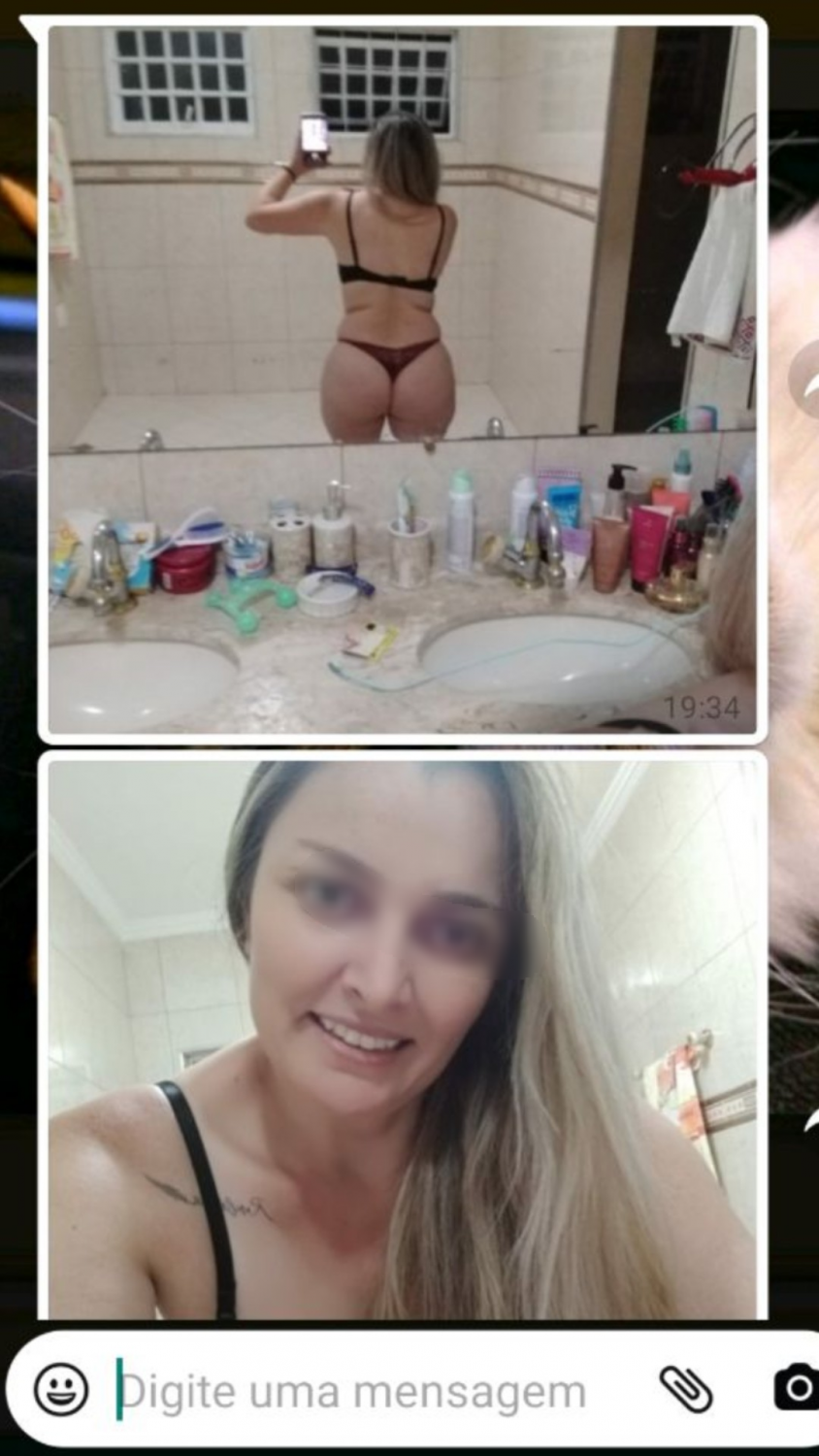 Loira Gostosa mandando foto para o Comedor 11