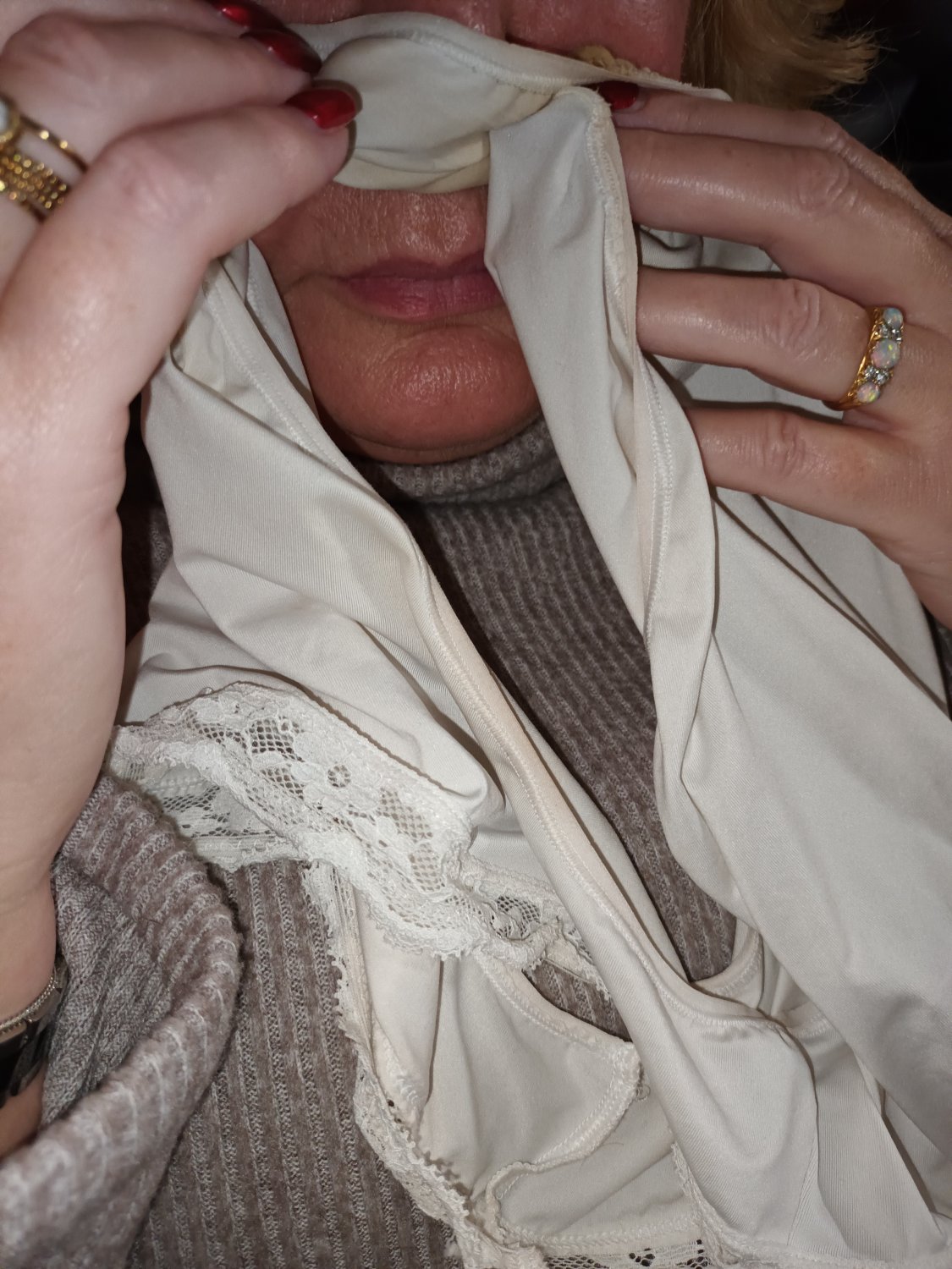 カーヴィー妻のいたずらパンティ焦らし 1