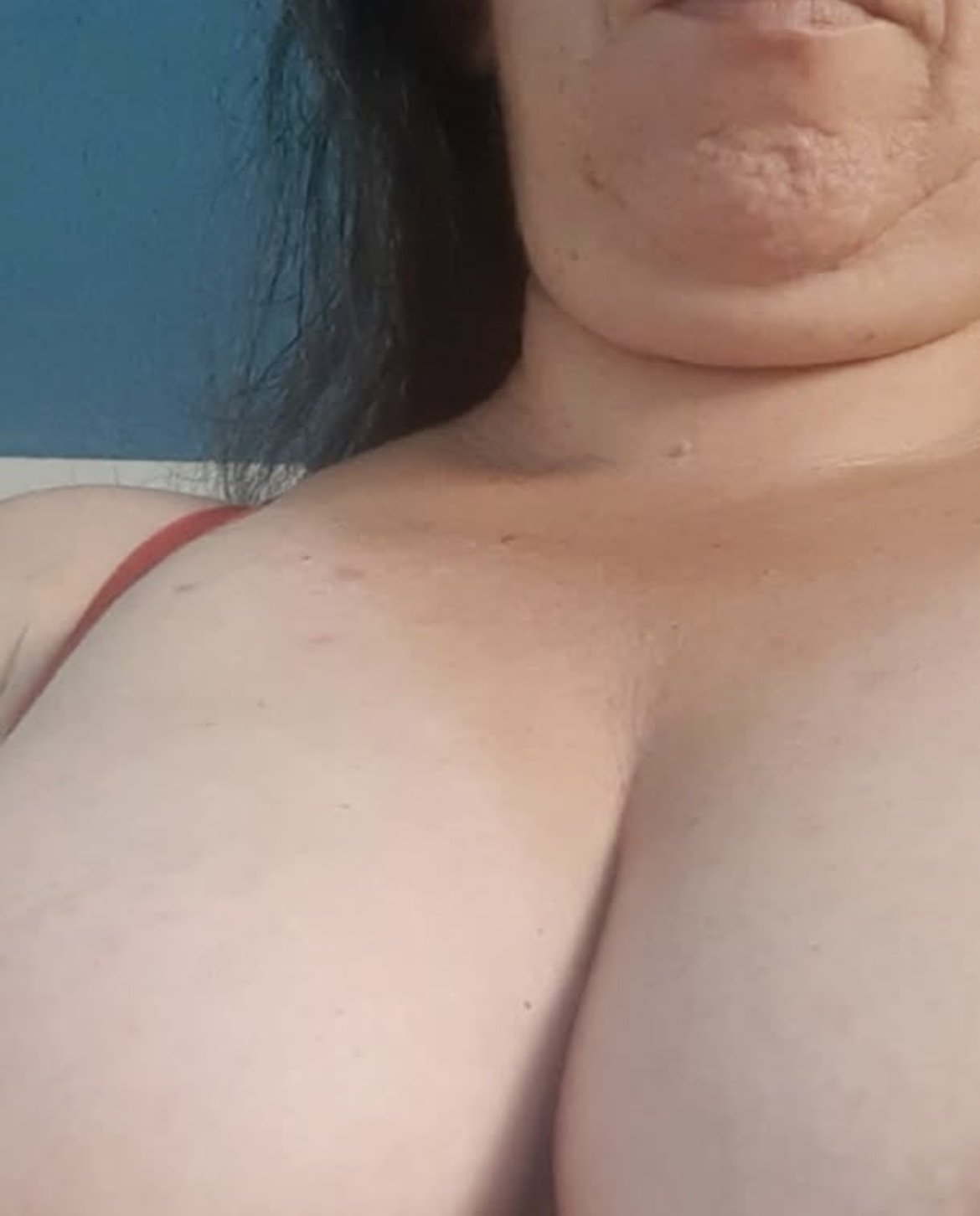 Thick Milf With Huge Tits Flaunts Herself In Leaked Video 1