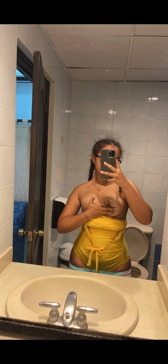 Dominican Latina Hussy Showing Off Her Feet in New York Heat 1