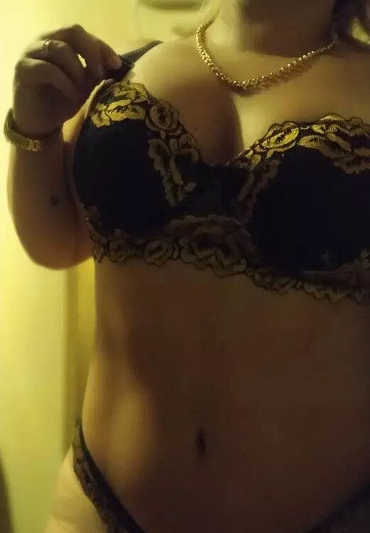 Hot MILF Cacielibraciak Showing Her Curvy Tan Lines 4