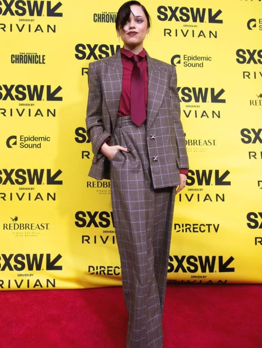 ジェナ・オルテガ、見たことない姿 — トータルボムシェル 6