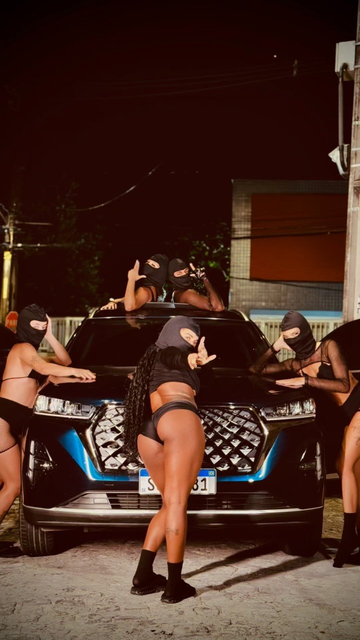 Naughty Novinha Dances and Teases for the Camera 4