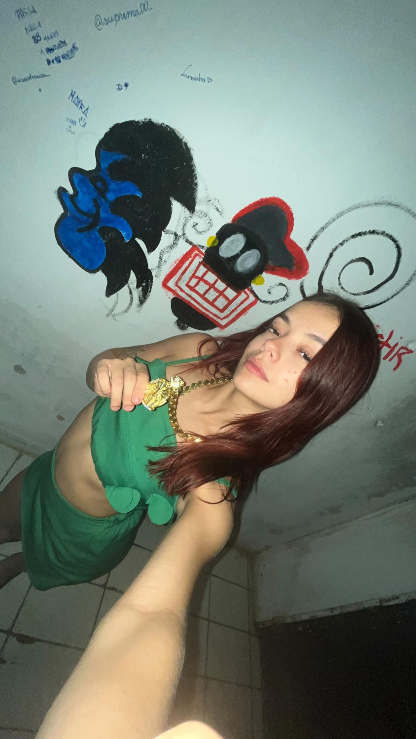 Naughty Novinha Dances and Teases for the Camera 18