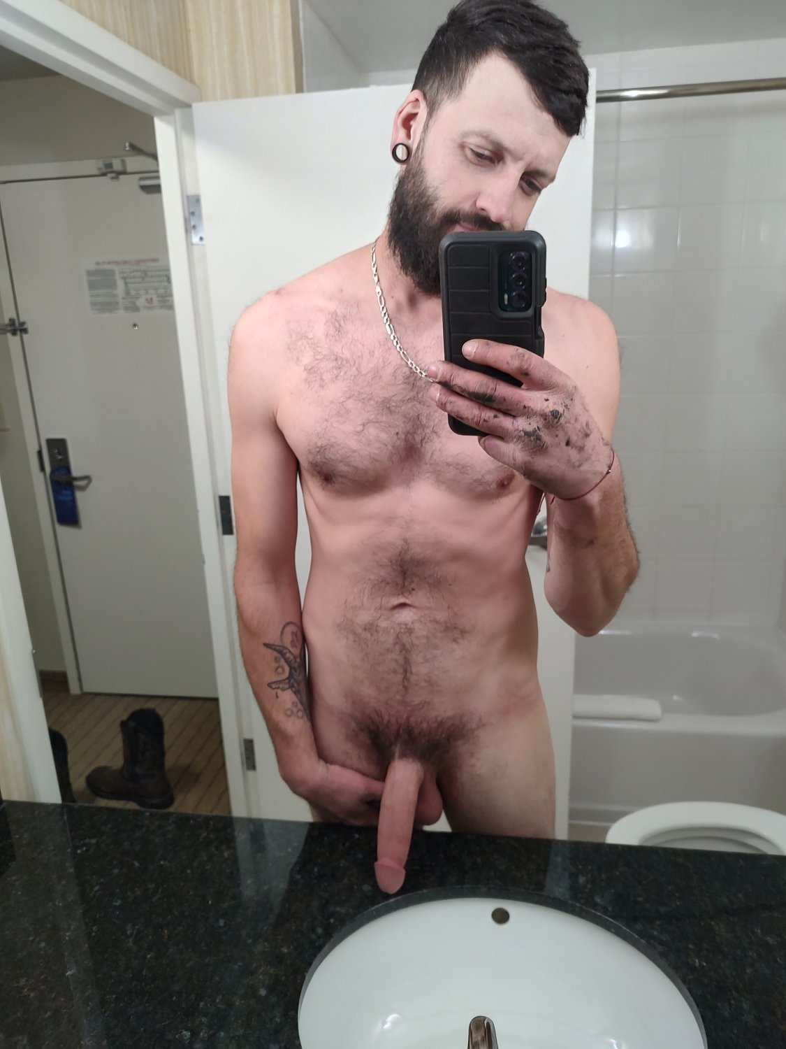 He Begs Everyone to Leak His Nudes — Watch and Share 4