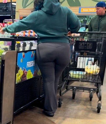 Sexy MILF Shows Off Her Big Ass in Tight Leggings Outdoors 9