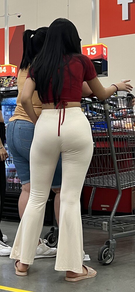 ホワイトパンツでタイトにキャッチされたファットジューシーアス — キャンディッドファン 1