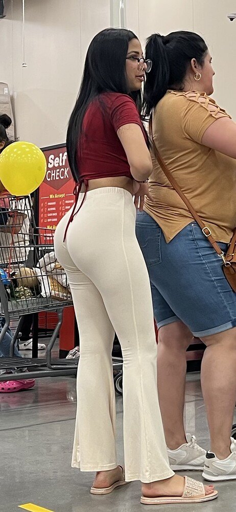 ホワイトパンツでタイトにキャッチされたファットジューシーアス — キャンディッドファン 2