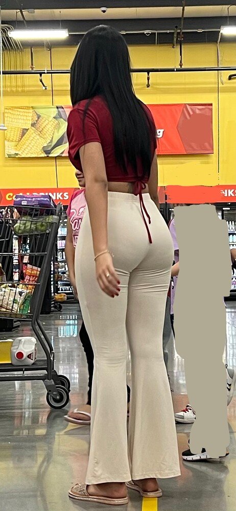 ホワイトパンツでタイトにキャッチされたファットジューシーアス — キャンディッドファン 5