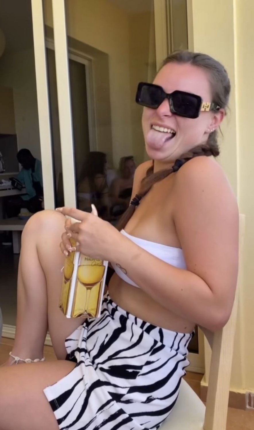 Sweet Hooker spielt mit sich selbst geteilt 14